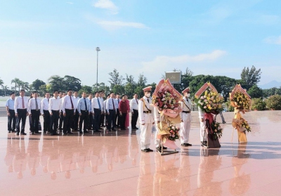 Đoàn công tác Trung ương và tỉnh Bình Định dâng hoa tại Tượng đài  Nguyễn Sinh Sắc - Nguyễn Tất Thành