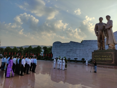 ĐOÀN CÔNG TÁC BAN BÍ THƯ TRUNG ƯƠNG ĐẢNG DÂNG HOA TẠI TƯỢNG ĐÀI NGUYỄN SINH SẮC - NGUYỄN TẤT THÀNH