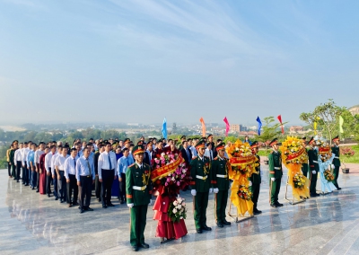 LỄ DÂNG HOA, DÂNG HƯƠNG TƯỢNG ĐÀI CHIẾN THẮNG NÚI BÀ NHÂN KỶ NIỆM 49 NĂM NGÀY GIẢI PHÓNG TỈNH BÌNH ĐỊNH