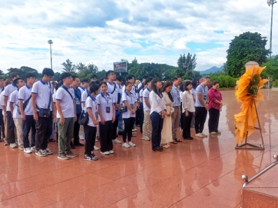 ĐOÀN CÔNG TÁC CỦA UỶ BAN NHÀ NƯỚC VỀ NGƯỜI VIỆT NAM Ở NƯỚC NGOÀI DÂNG HOA TẠI TƯỢNG ĐÀI NGUYỄN SINH SẮC – NGUYỄN TẤT THÀNH