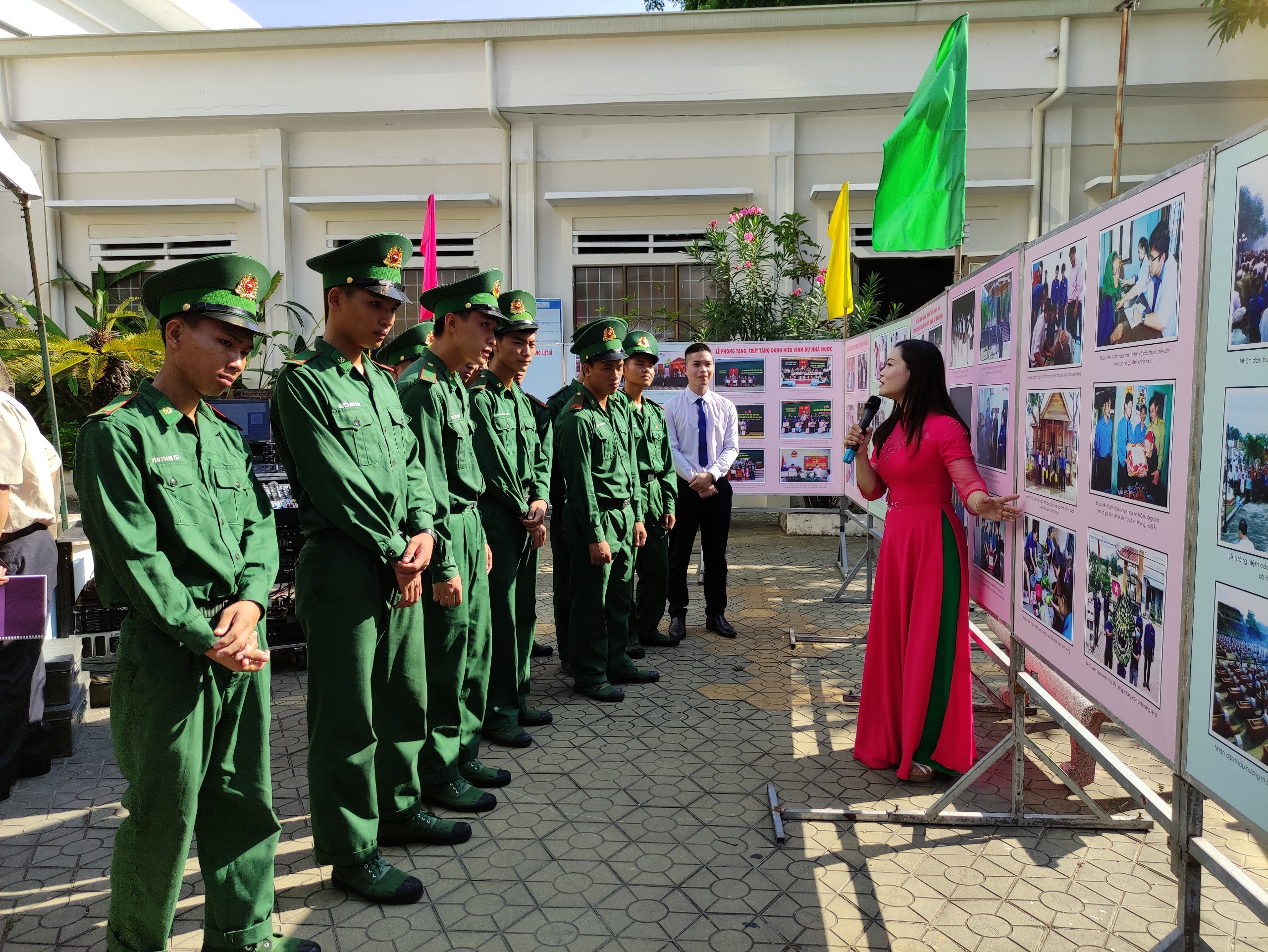 Các chiến sỹ Bộ đội Biên phòng tỉnh nghiên cứu các hình ảnh, tư liệu tại triển lãm “Bình Định - 75 năm sáng mãi niềm tin”