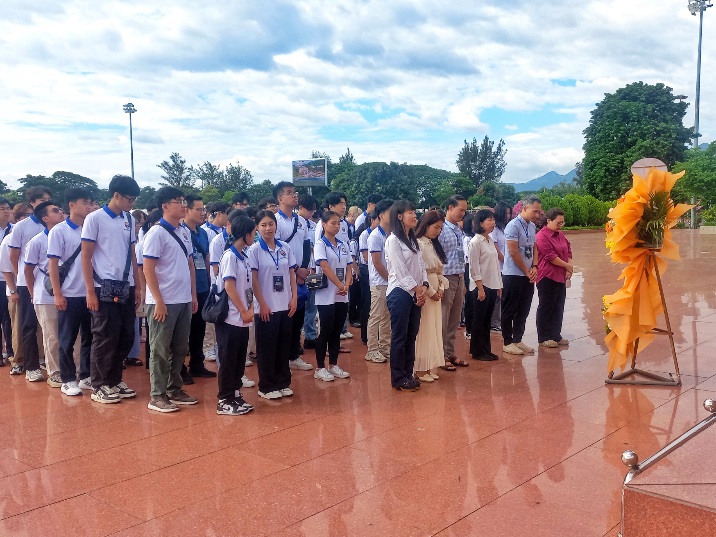 ĐOÀN CÔNG TÁC CỦA UỶ BAN NHÀ NƯỚC VỀ NGƯỜI VIỆT NAM Ở NƯỚC NGOÀI DÂNG HOA TẠI TƯỢNG ĐÀI NGUYỄN SINH SẮC – NGUYỄN TẤT THÀNH